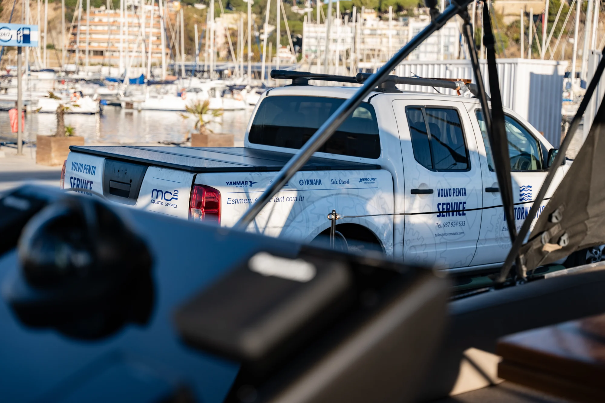 MotorNàutic manipulando un motor marino en su taller de Arenys de Mar