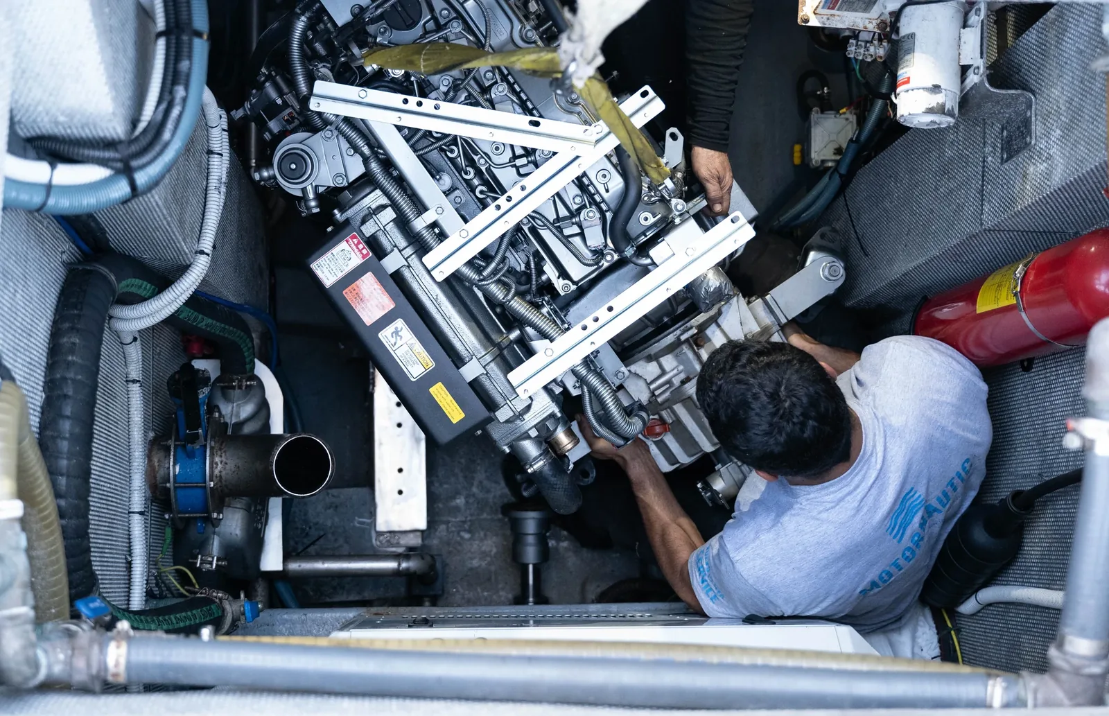 Técnico de MotorNàutic trabajando sobre una instalación de motor marino